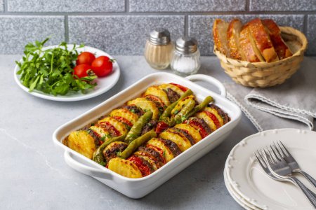 Foto de Comida tradicional turca; patatas al horno y albóndigas. Nombre turco; kofteli patates dizmesi, patates dizme - Imagen libre de derechos