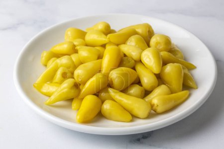 Téléchargez les photos : Cornichon poivré jaune frais isolé sur fond blanc, poivrons marinés ou en conserve - en image libre de droit