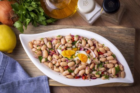 Téléchargez les photos : Aliments turcs ; salade de haricots secs (nom turc ; piyaz)) - en image libre de droit