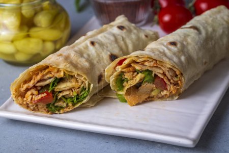 Téléchargez les photos : Pita pain lavash roll poulet doner kebab et légumes frais - Durum Chicken Doner Kebab - en image libre de droit