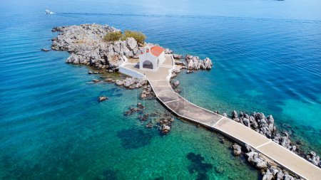Foto de Authentic traditional Greek islands- unspoiled Chios, little church in the sea over the rocks Agios Isidoros. Eastern Aegean islands - Imagen libre de derechos