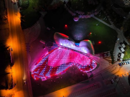 Téléchargez les photos : Konya - Turquie, 18 novembre 2022, Vue aérienne prise de nuit avec drone du jardin des papillons tropicaux. - en image libre de droit