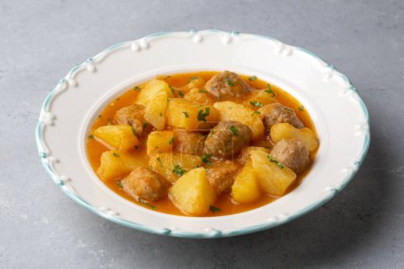Téléchargez les photos : Plat de pommes de terre aux boulettes de viande, nom turc ; koftleli sulu patates yemegi - en image libre de droit