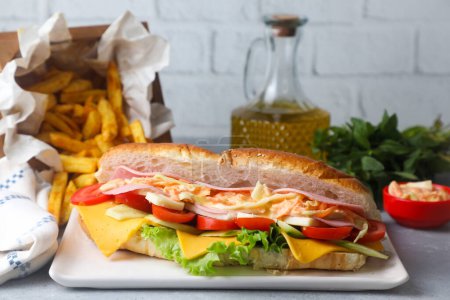 Foto de Delicioso sandwich frío servido con salsa de ensalada de col. - Imagen libre de derechos