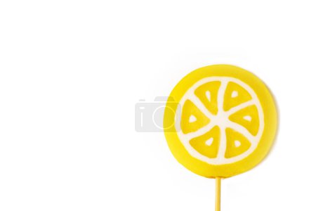 Téléchargez les photos : Bonbons à la sucette jaunes. Sucette au citron. - en image libre de droit