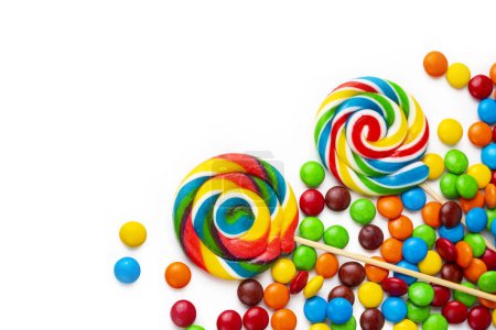 Téléchargez les photos : Sucettes colorées et différents bonbons ronds colorés. Vue du dessus. - en image libre de droit