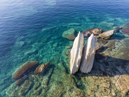Foto de Fotografía de drones en el campo de las rocas de vela en el distrito de Foca de la provincia de Izmir. Yelkenkaya - Foca - Imagen libre de derechos