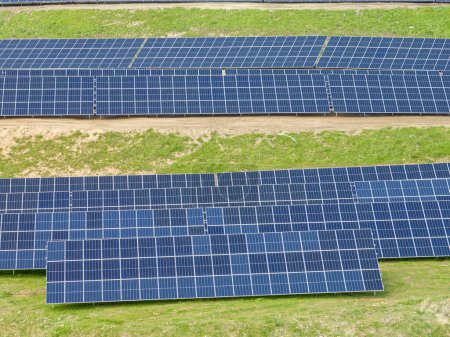 Téléchargez les photos : Panneaux solaires générateurs d'énergie du système du soleil. Une technologie propre pour un avenir meilleur. Izmir - Turquie - en image libre de droit