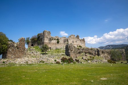 Téléchargez les photos : Ancien château ; Château de Yogurtcu, Manisa - Turquie - en image libre de droit