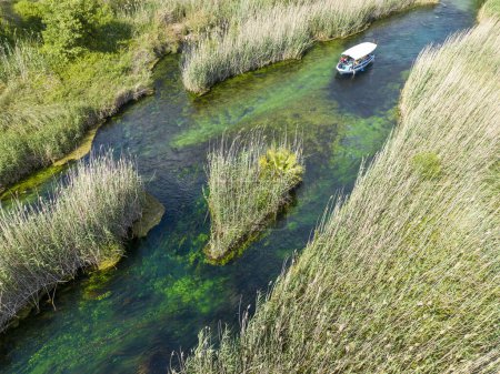 Téléchargez les photos : Turquie Akyaka Azmak River, Photo concept de voyage, vue sur le paysage d'en haut avec drone - en image libre de droit