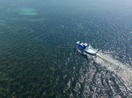 Téléchargez les photos : Turquie Baie de Pissa, bateau de pêche dans la mer turquoise. - en image libre de droit