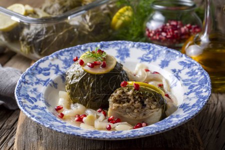 Foto de Comida tradicional turca; alcachofas rellenas, alcachofas rellenas. Nombre turco; enginar canaginda sarma - dolma - Imagen libre de derechos