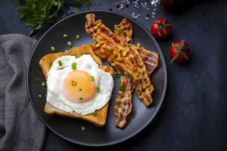 Téléchargez les photos : Œufs frits au bacon. Bacon et oeuf comme petit déjeuner anglais. - en image libre de droit