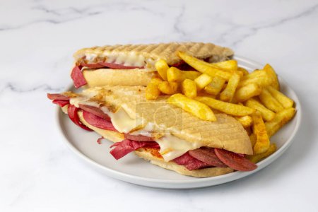 Téléchargez les photos : Delicious looking hot sandwich - toast. Sandwich with mixed toast, cheddar cheese and salami. - en image libre de droit