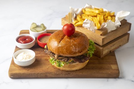 Téléchargez les photos : Hamburger maison servi avec des frites. - en image libre de droit
