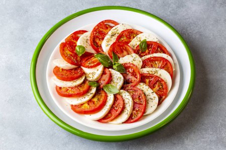 Téléchargez les photos : Salade de caprese italienne aux tomates tranchées, mozzarella, basilic, huile d'olive - en image libre de droit