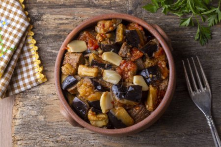Téléchargez les photos : Cuisine turque traditionnelle ; Plat d'aubergine viandé. Nom turc ; patlican guvec ou patlican tava - en image libre de droit
