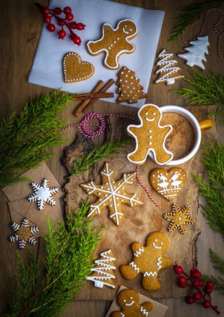 Foto de Galletas de jengibre caseras de Navidad, hombre de jengibre en la mesa de madera - Imagen libre de derechos