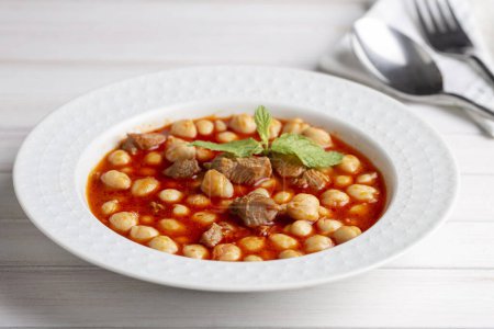 Téléchargez les photos : Délicieux plats traditionnels turcs ; Pois chiches à la viande. Nom turc ; Etli nohut - en image libre de droit