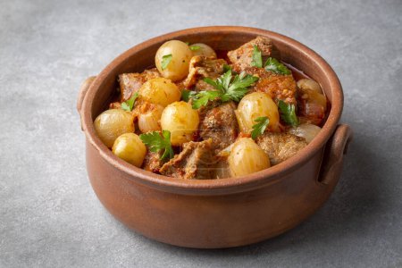 Téléchargez les photos : Plat grec traditionnel de stifado de bœuf dans une sauce. Ragoût de viande, ragoût d'oignon. Nom turc ; sogan yahni ou et yahni - en image libre de droit