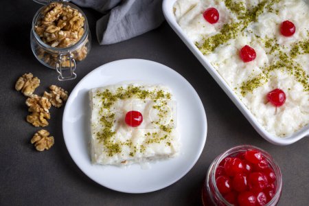 Téléchargez les photos : Décryptages Noyer gullac dessert. Dessert traditionnel du Ramadan. Desserts du Moyen-Orient. - en image libre de droit