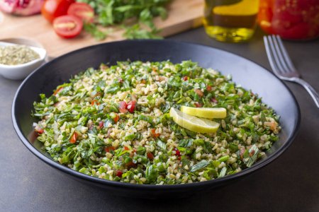 Téléchargez les photos : Tabule de tabouli salade libanaise traditionnelle avec quinoa, herbes, tomates, menthe et citron. - en image libre de droit
