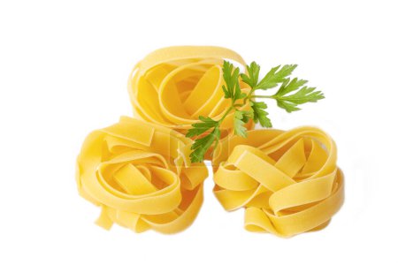 Téléchargez les photos : Homemade egg pasta tagliatelle. Raw nest noodles, uncooked ribbon fettuccine, dry long rolled macaroni isolated on white background top view - en image libre de droit