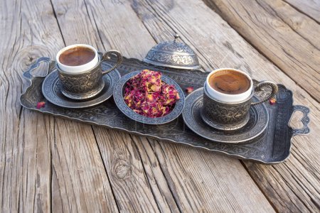 Téléchargez les photos : Délicieux café turc traditionnel et dessert délicieux à la rose turque - en image libre de droit