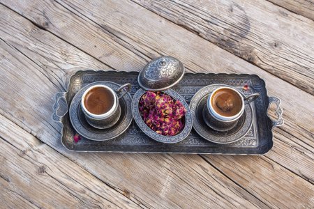 Téléchargez les photos : Délicieux café turc traditionnel et dessert délicieux à la rose turque - en image libre de droit