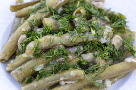 Foto de Alimentos turcos Frijoles anchos con aceite de oliva y eneldo (nombre turco; Zeytinyagli Bakla). - Imagen libre de derechos