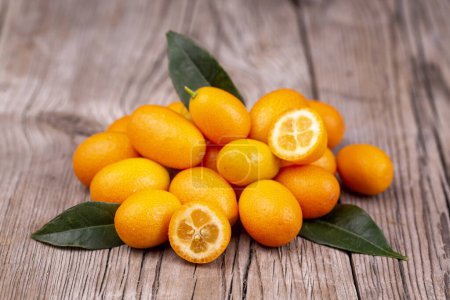 Foto de Vista superior de racimo de kumquats frescos en el mercado de alimentos orgánicos
. - Imagen libre de derechos