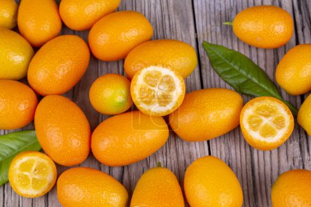 Téléchargez les photos : Vue de dessus du bouquet de kumquats frais sur le marché des aliments biologiques
. - en image libre de droit