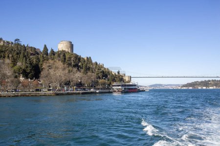 Téléchargez les photos : Istanbul / Turquie, le 17 février 2020, Forteresse de Rumeli et pont du Bosphore - en image libre de droit