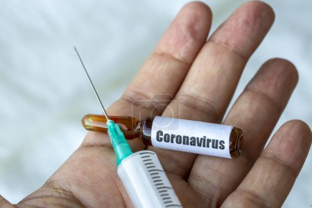 Téléchargez les photos : Concept de vaccin pour la nouvelle éclosion du virus de la couronne de Chine, Wuhan. Vaccination contre le coronavirus pandémique en flacon médical et seringue médicale. - en image libre de droit