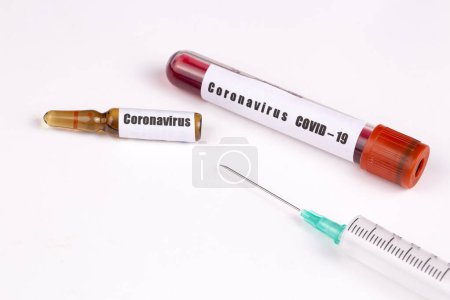 Téléchargez les photos : Concept de vaccin pour la nouvelle éclosion du virus de la couronne de Chine, Wuhan. Vaccination contre le coronavirus pandémique en flacon médical et seringue médicale. - en image libre de droit