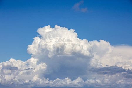 Téléchargez les photos : Ciel bleu avec des nuages blancs - en image libre de droit