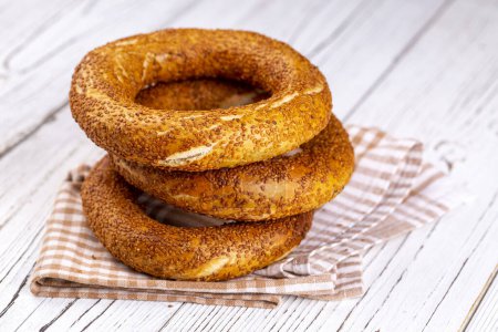 Téléchargez les photos : Bagel de restauration rapide turc appelé Simit. Bagel turc Simit au sésame. Bagel est une boulangerie traditionnelle turque. - en image libre de droit