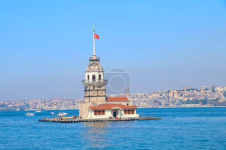 Téléchargez les photos : Tour de la Vierge (Tour de Leandros, Turque : Kiz Kulesi) à Istanbul, Turquie - en image libre de droit