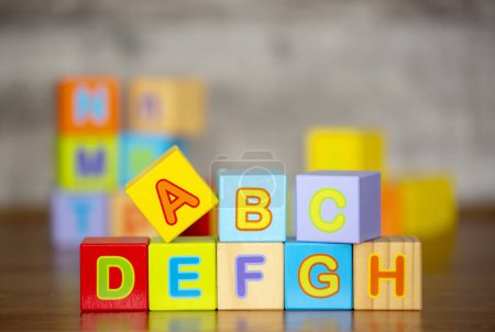 Téléchargez les photos : Alphabet en bois coloré, concept éducatif photo. - en image libre de droit