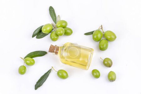 Foto de Aceite de oliva verde y aceite de oliva aislado - Imagen libre de derechos