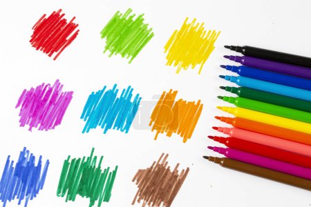Téléchargez les photos : Crayons colorés isolés sur fond blanc - en image libre de droit