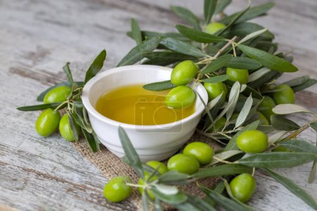 Téléchargez les photos : Huile d'olive verte et huile d'olive - en image libre de droit