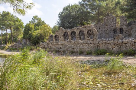 Foto de View on the ancient ruins of Lycian town of Olympos, Turkey. - Imagen libre de derechos