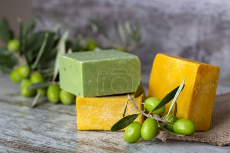 Téléchargez les photos : Savon d'olive et d'olive vert - en image libre de droit
