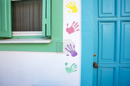 Téléchargez les photos : Empreintes de main peintes colorées sur le mur - en image libre de droit