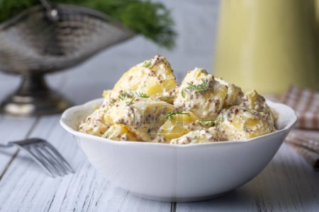 Téléchargez les photos : Salade de pommes de terre aux graines de moutarde et mayonnaise (nom turc ; patates salatasi) - en image libre de droit