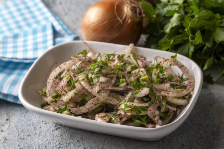 Téléchargez les photos : La salade d'oignons turcs est servie avec du kebab accompagné de citron et de persil. - en image libre de droit