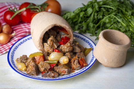 Foto de Auténtico kebab Testi turco cocinado en jarra de barro, nombre turco; Testi kebabi - Imagen libre de derechos