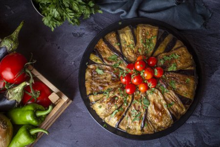 Foto de Comida tradicional turca deliciosa, plato de berenjena de carne (nombre turco; kapama patlican) - Imagen libre de derechos