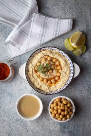 Téléchargez les photos : Hummus, pois chiches sur assiette, délicieux plats traditionnels turcs (nom turc ; Humus) - en image libre de droit